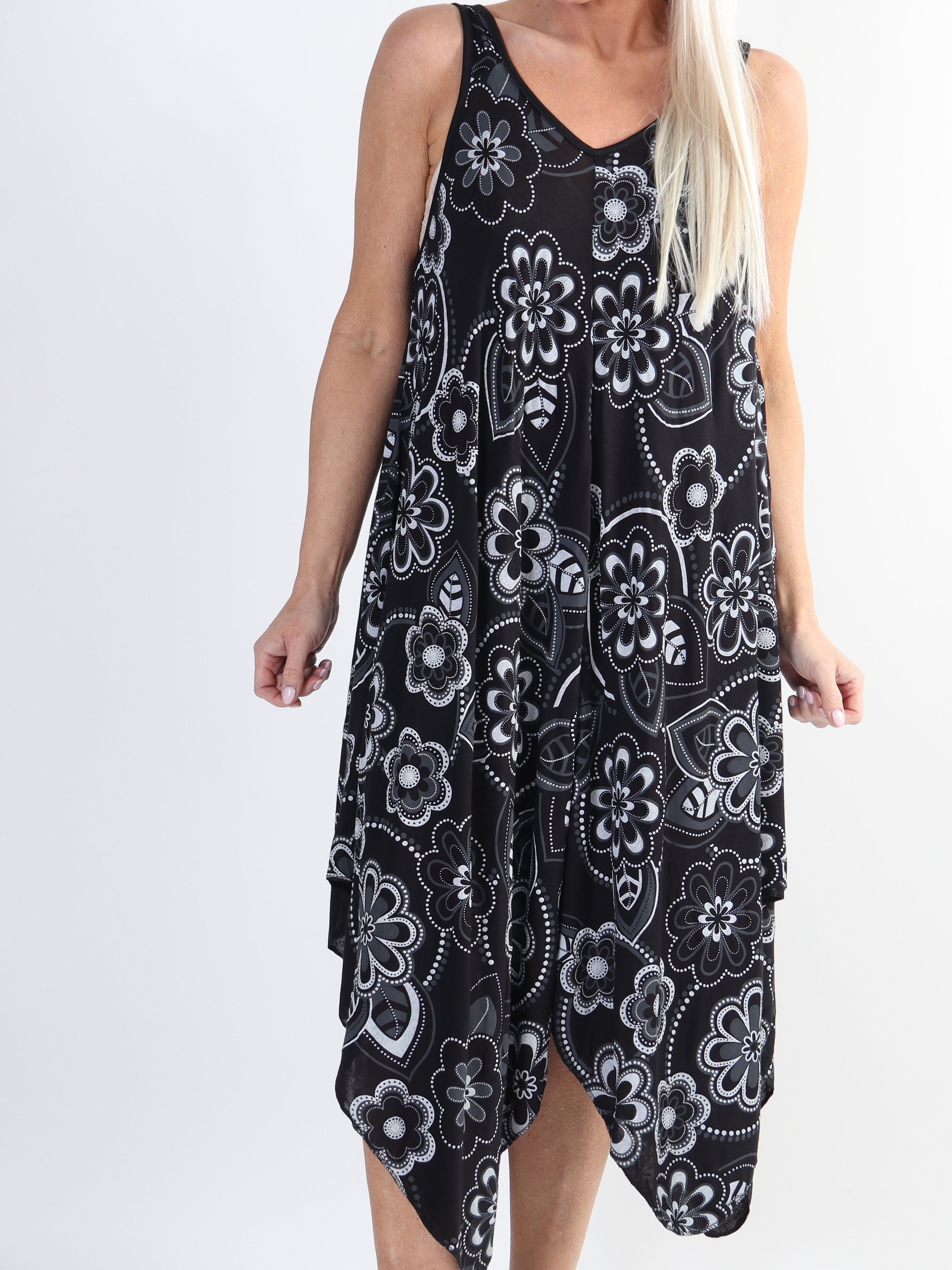 Veronica Flower - Plus size kjole med blomsterprint og brede stropper